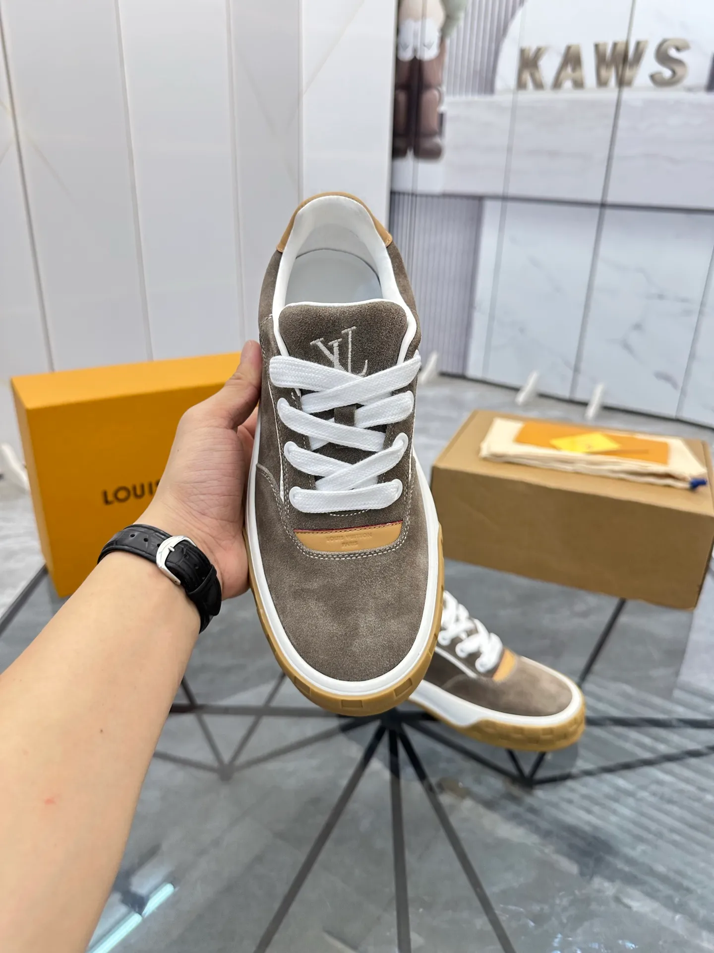 Men's shoes for sale 💰: 💰P660¥ Top quality Comes with airplane case Product trademark: LV* "Louis Vuitton*" low-top casual shoes Regular size: 35-44 (can be customized to 45) Couple style Product materials: imported nubuck leather upper, sheepskin lining, original outsole. Number: 819